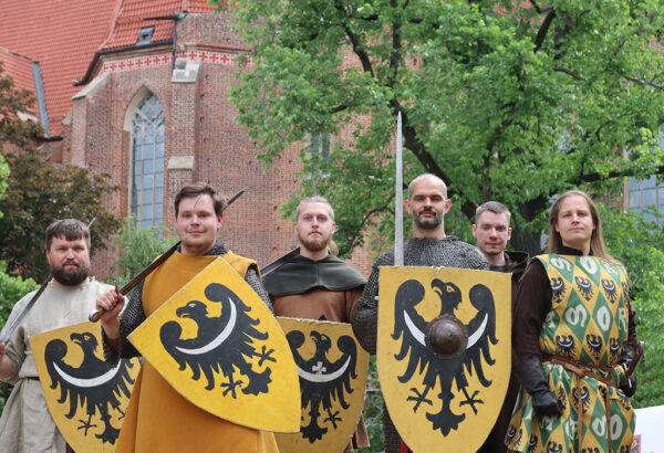 W trakcie wieczornego zwiedzania odbędzie się pokaz uzbrojenia i strojów historycznych Grupy Rekonstrukcji Historycznych Wiwern