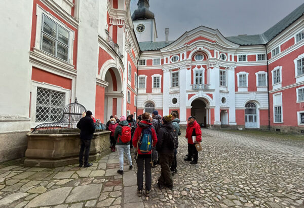 Studnia i dziedziniec klasztoru w Broumovie