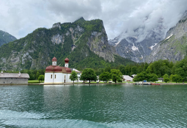 Jezioro Königssee i kościół św. Bartłomieja u stup masywu Watzmanna