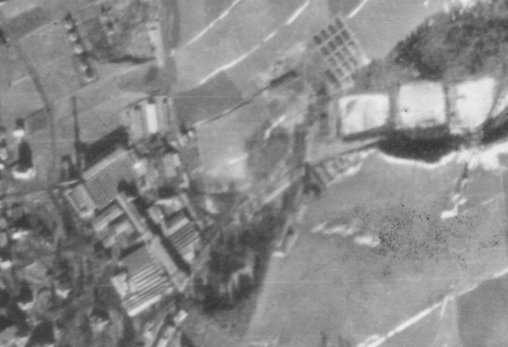 Zdjęcie lotnicze z lutego 1945 roku – Baraki obozu i zakłady produkujące części do samolotów Zdjęcie lotnicze z lutego 1945 roku – Baraki obozu i zakłady produkujące części do samolotów