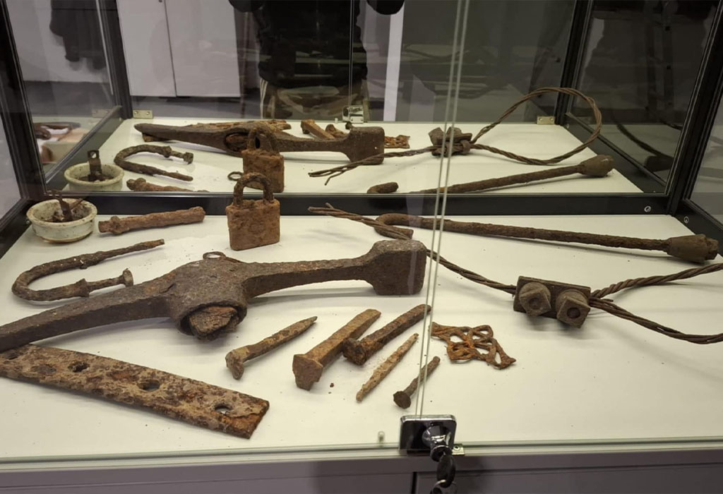 Wycieczkę rozpoczynamy od kuratorskiego zwiedzania Sali Muzealnej „Szlakiem Riese” Wycieczkę rozpoczynamy od kuratorskiego zwiedzania Sali Muzealnej „Szlakiem Riese”