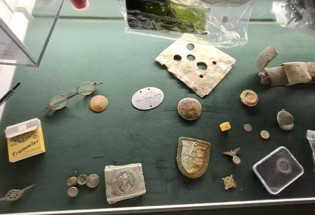 Wystawa Fundacji Szlakiem Riese na terenie Muzeum Inżynierii i Techniki Motoryzacji w Głuszycy Wystawa Fundacji Szlakiem Riese na terenie Muzeum Inżynierii i Techniki Motoryzacji w Głuszycy