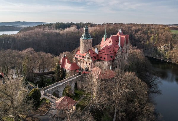 Zamek Czocha położony jest malowniczo nad Jeziorem Leśniańskim