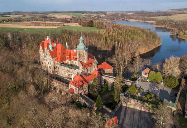 Zamek Czocha położony jest malowniczo nad Jeziorem Leśniańskim