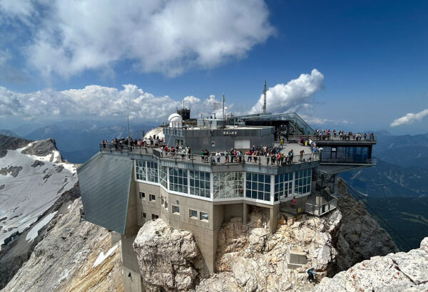 Na szczycie Zugspitze (2962 m n.p.m.) znajduje się górna stacja kolei gondolowej, restauracja i schronisko Münchner Haus