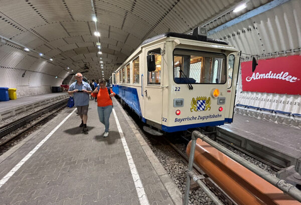 Na płaskowyż Zugspitzplatt wjedziemy historyczną koleją zębatą Zugspitzbahn wybudowaną w latach 1928–1930