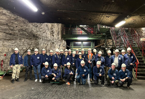 Uczestnicy wycieczki w trakcie zwiedzania kopalni Merkers