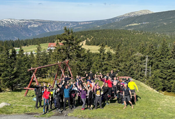 Uczestnicy pierwszej edycji trekkingu przez Góry Olbrzymie (maj 2024 roku)