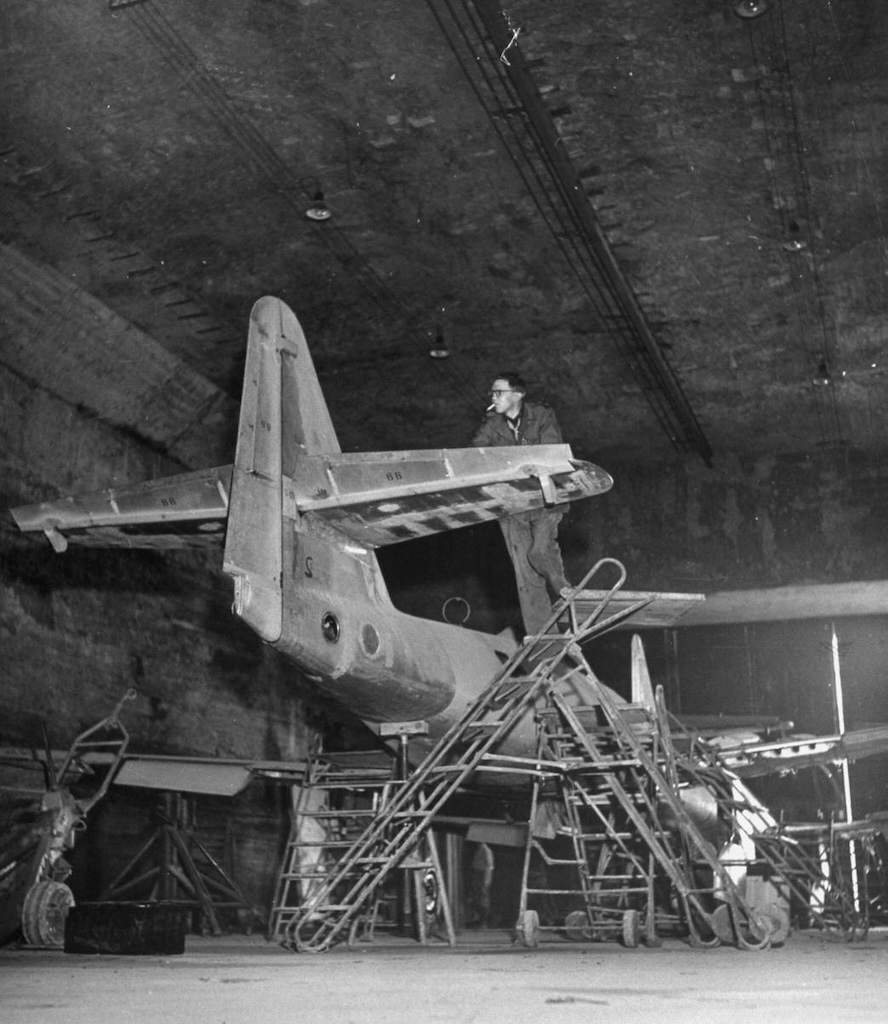 Bunkier produkcyjny zakładu REIMAHG z nieukończonym samolotem Messerschmitt Me 262, zajęty przez wojska amerykańskie wiosną 1945 roku